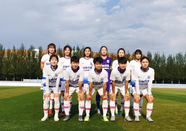 LPL美女解说鼓鼓业务水平遭质疑，微博惨遭爆破